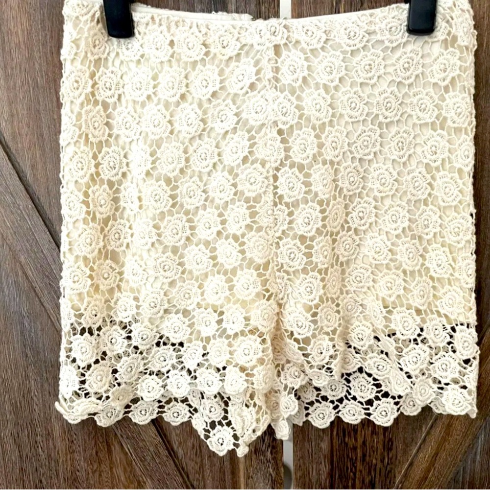 Women's Charlotte Russe Cream Color Crochet Lace Detail Shorts Sz S NWOT!